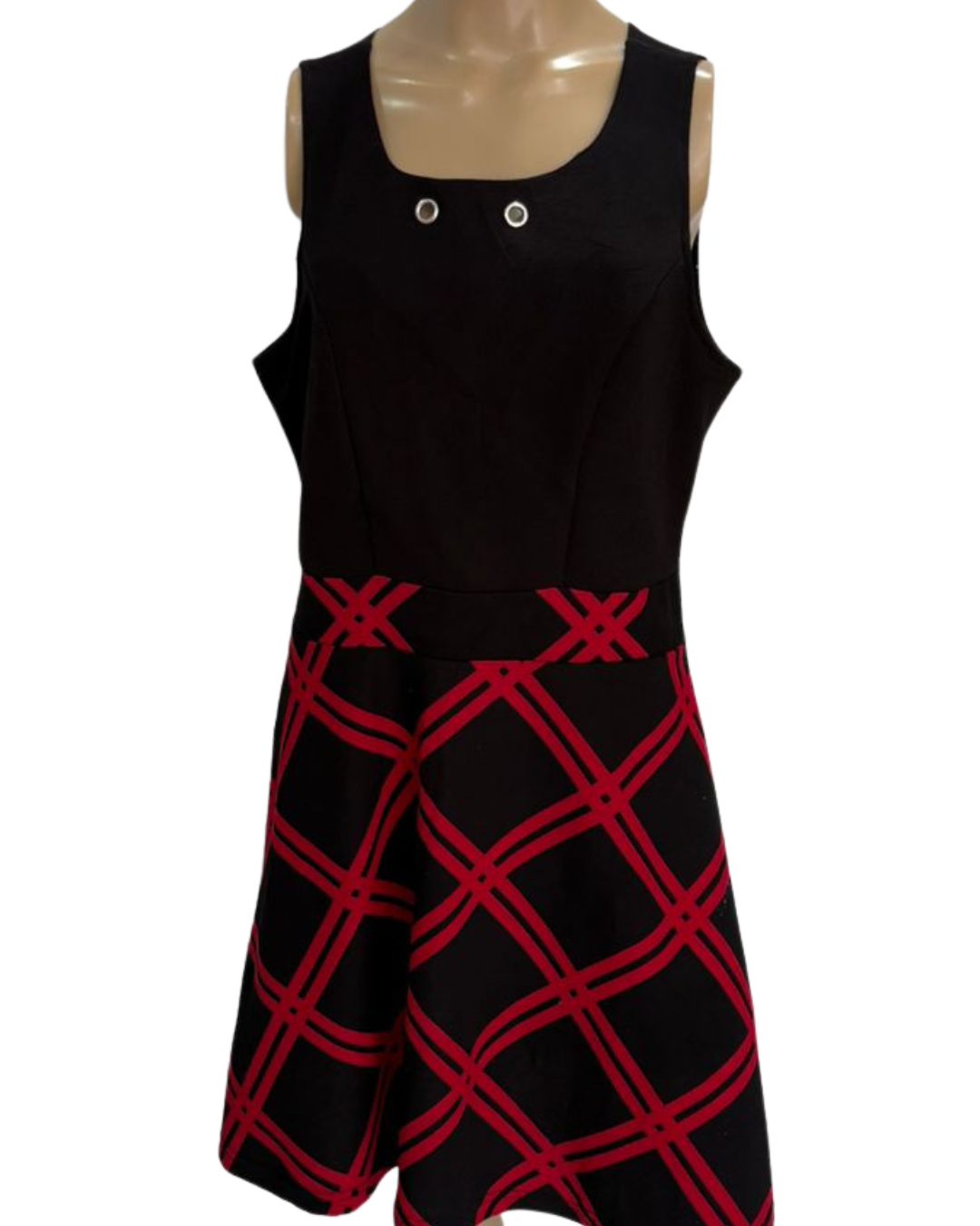 Vestido Casual Corpo preto com saia estampada em vermelho, frente com ilhós TAM G