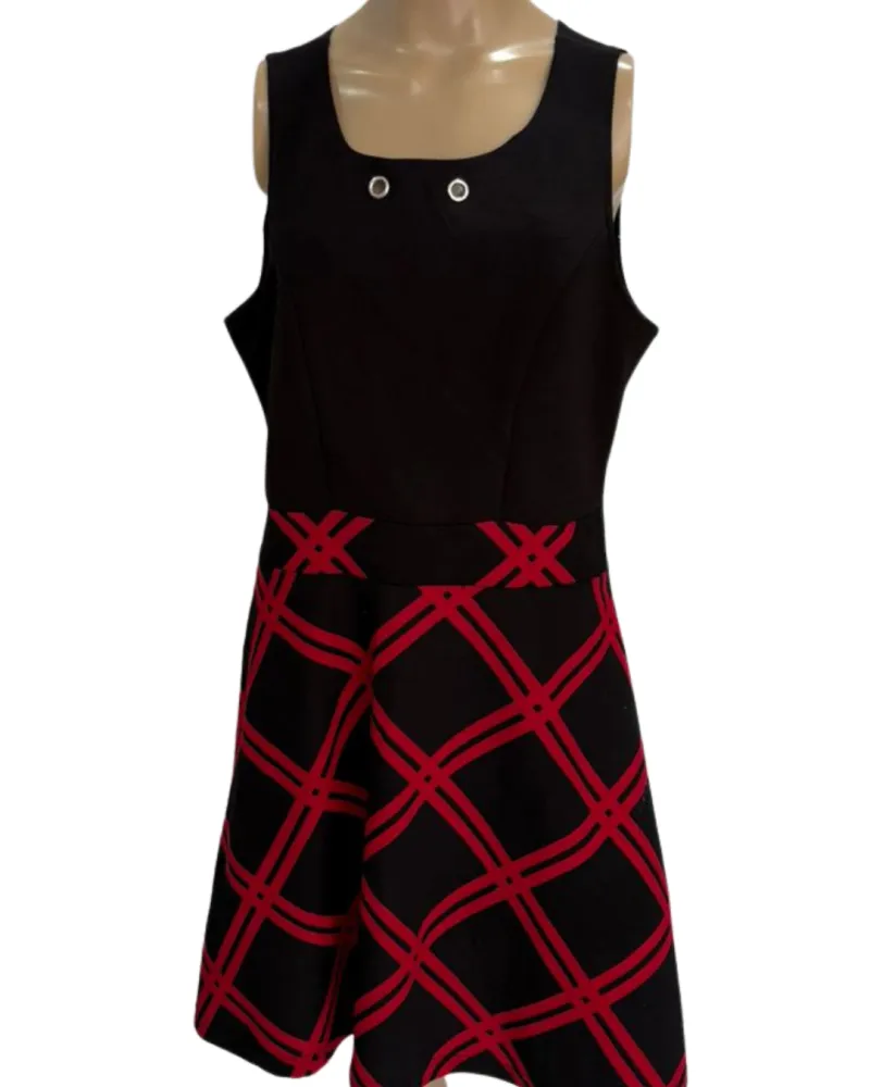 Vestido Casual Corpo preto com saia estampada em vermelho com frente com ilhós (TAM G)