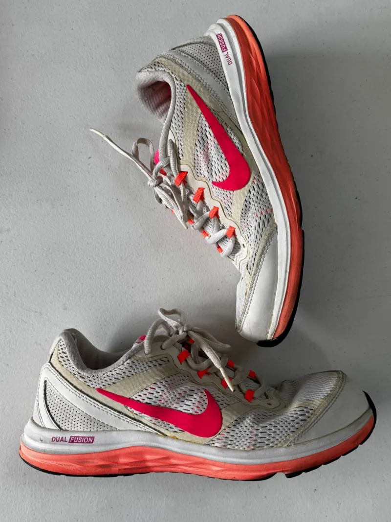TENIS DA NIKE BRANCO E LARANJA DUAL FUSION (TAM 37)